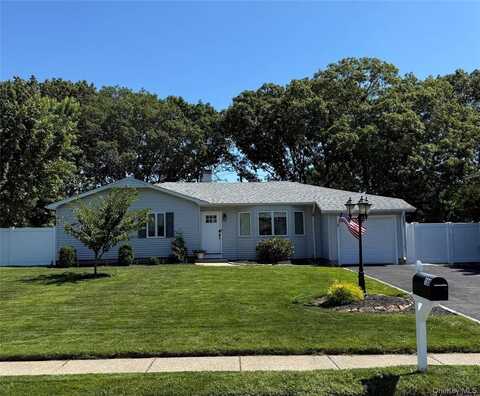 135 Cirrus Road, Holbrook, NY 11741