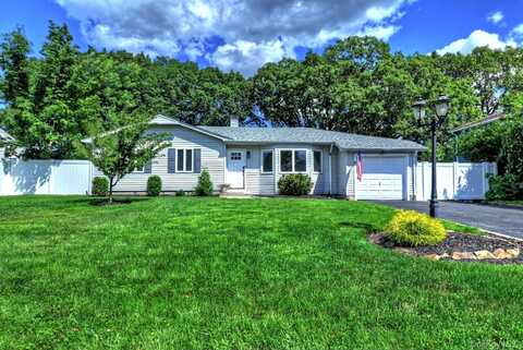 135 Cirrus Road, Holbrook, NY 11741
