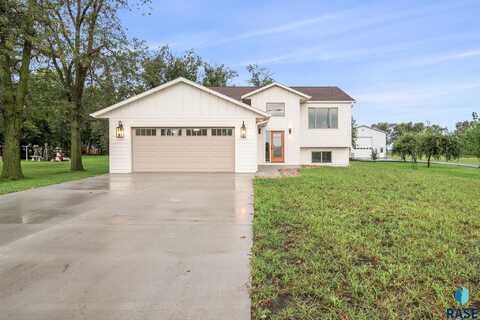 851 N 4th Ave, Canistota, SD 57012