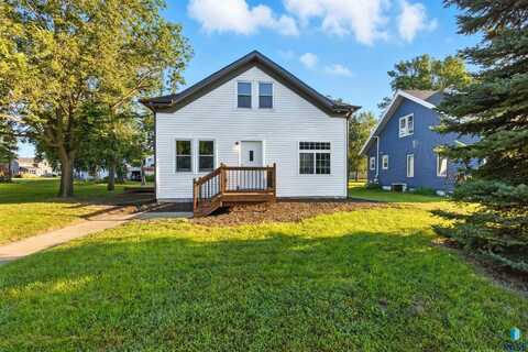 207 E 1st St, Parker, SD 57053