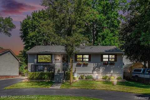 144 Bobolink Avenue, Commerce Township, MI 48382