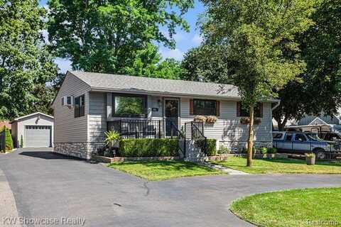 144 Bobolink Avenue, Commerce Township, MI 48382