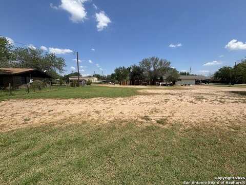 704 Curtis, Devine, TX 78016