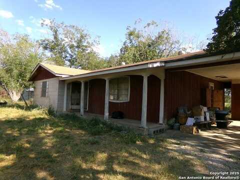 886 County Road 6612, Devine, TX 78016