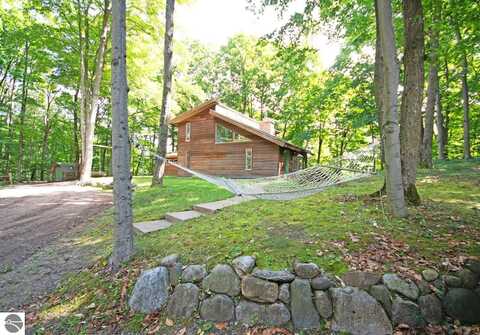 6001 S Hlavka Hills, Maple City, MI 49664