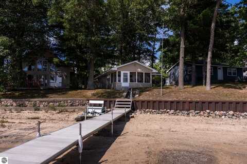 11431 N Shore Drive, Lake, MI 48632