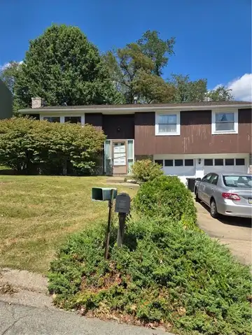 108 Mifflin Hills Dr, West Mifflin, PA 15122
