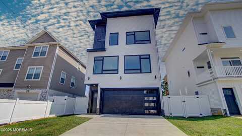 27 Woodland Avenue, Keansburg, NJ 07734