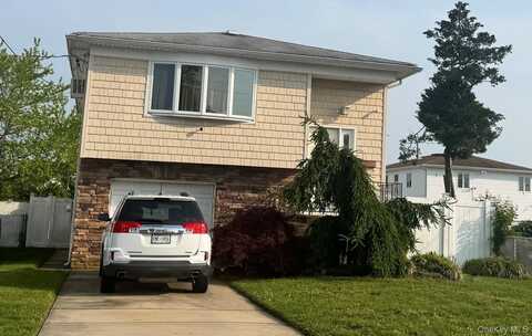 47 W Granada Avenue, Lindenhurst, NY 11757