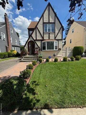456 Macatee Place, Mineola, NY 11501