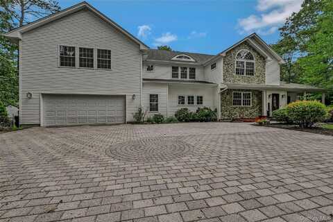 144 South Path, Calverton, NY 11933