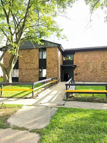 924 Greenbrier Road, DeKalb, IL 60115