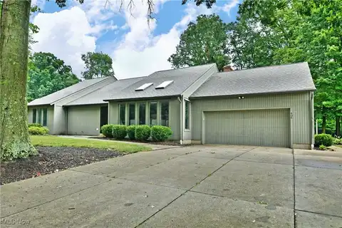 404 Cherry Hill Lane, Cortland, OH 44410