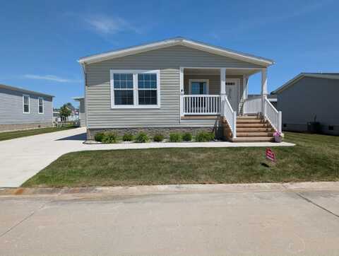 52546 Elmcrest Ct., Chesterfield, MI 48051