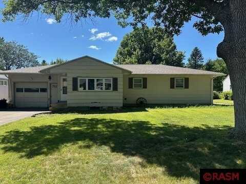 712 Austin Drive, Saint Peter, MN 56082