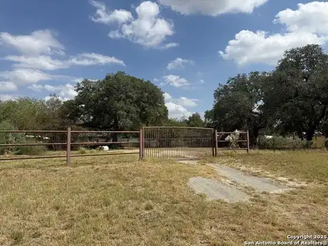 813 E Hunt, Pleasanton, TX 78064