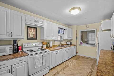 12 Hammond Street, Newport, RI 02840