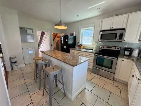 20 Narragansett Avenue, Newport, RI 02840