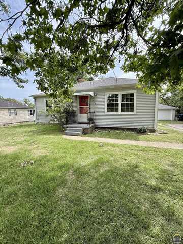 722 SW Grand CT, Topeka, KS 66606