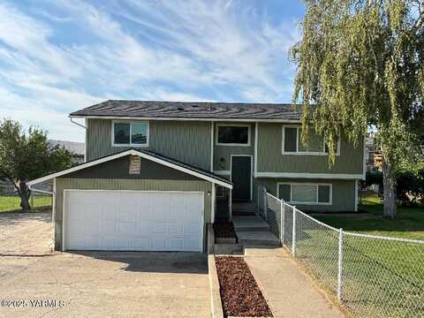 208 W Goodlander Rd, Selah, WA 98942