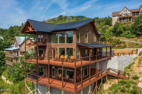 879 Sourwood Drive, Gatlinburg, TN 37738