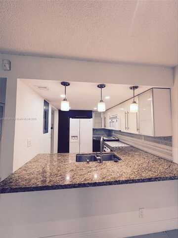 100 Lakeview Dr, Weston, FL 33326