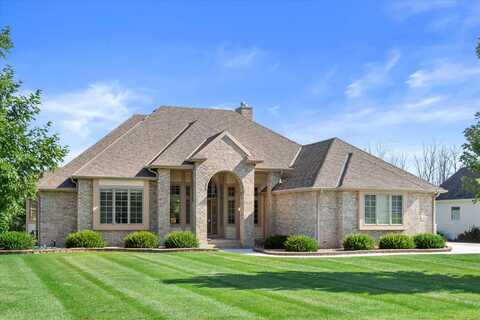 N37w22910 Wyndemere Dr, Pewaukee, WI 53072