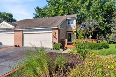 2227 E Excalibur Ct, Oak Creek, WI 53154
