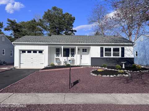 4 Zeeland Drive, Toms River, NJ 08757