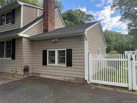 10 Oakwood Avenue, Miller Place, NY 11764