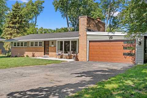 560 Woodland Drive, Crystal Lake, IL 60014