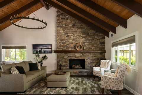 27843 Peninsula Drive N, Lake Arrowhead, CA 92352