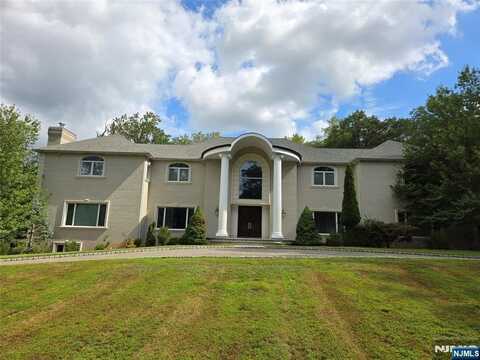 95 Fox Hedge Road, Saddle River, NJ 07458