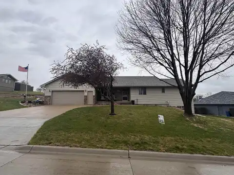 951 Springbrook Dr, Hinton, IA 51024