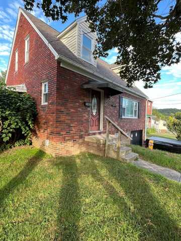 424 Charles St, Glenville, WV 26351