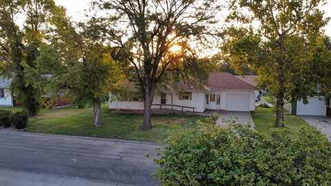 726 N Washington St, Beloit, KS 67420