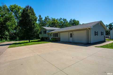 111 7TH Street, Camanche, IA 52730