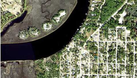 9 NW 9th St, Carrabelle, FL 32322