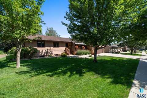 4304 E 20th St, Sioux Falls, SD 57103