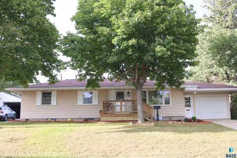 928 E 4th St, Canton, SD 57013