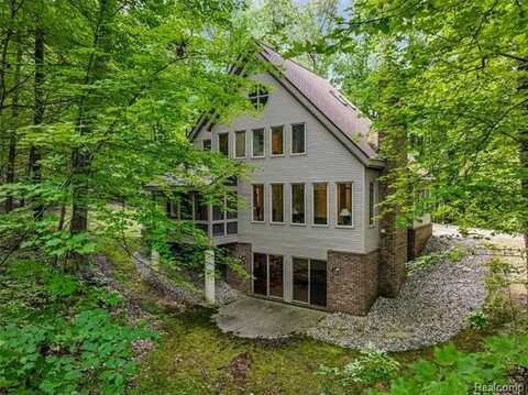 1525 Perry Lake Road, Ortonville, MI 48462