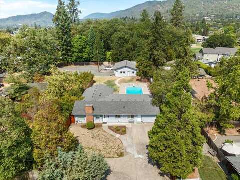 935 NE Wesley Lane, Grants Pass, OR 97526