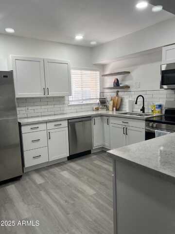 353 E THOMAS Road, Phoenix, AZ 85012
