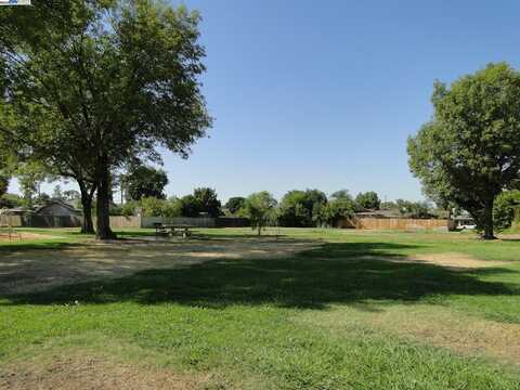 130 Mcgregor St, Merced, CA 95341