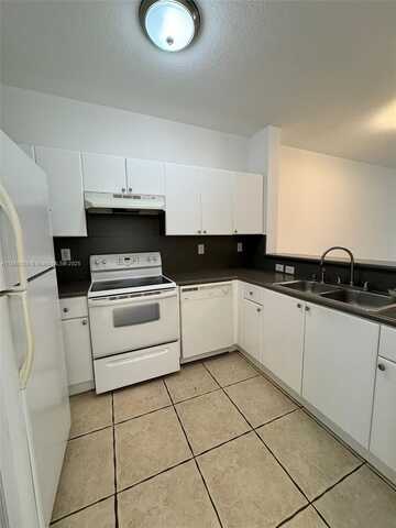 17620 NW 73rd Ave, Hialeah, FL 33015