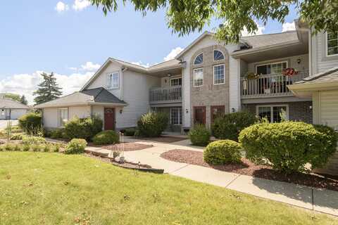 1055 Quinlan Dr, Pewaukee, WI 53072
