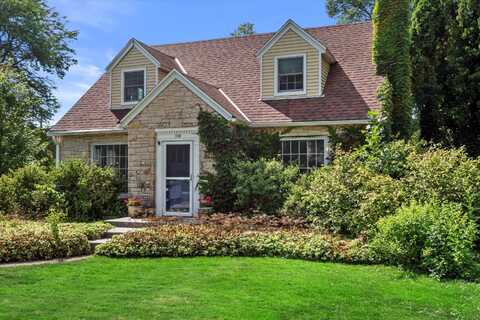 208 Maple Ter, Oconomowoc, WI 53066