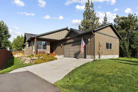 2679 SW Salmon Avenue, Redmond, OR 97756
