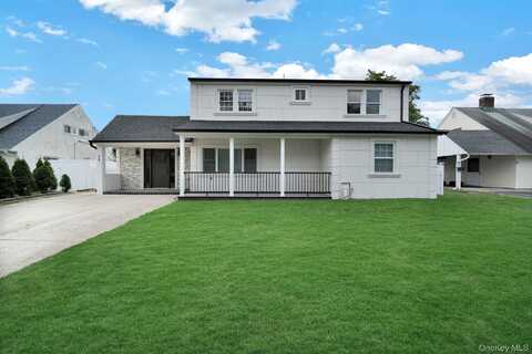 18 Mist Lane, Westbury, NY 11590