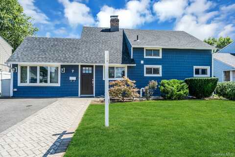 7 Tanager Lane, Levittown, NY 11756